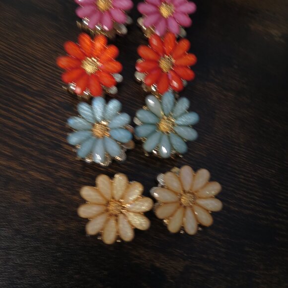 8 piece or set of 4 Resin Multi-Colored Flower Mini Clips - Picture 2 of 3